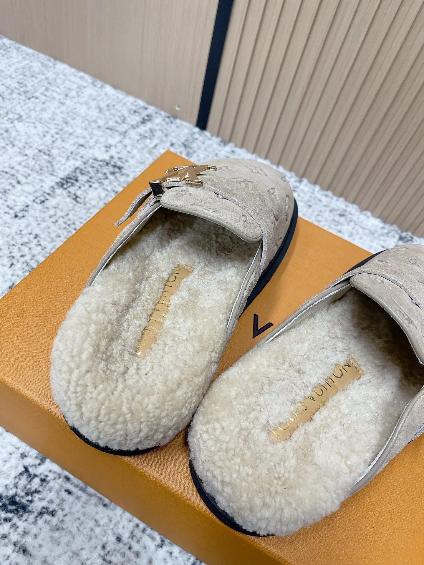 [L Home] P: 500💰 Size: 35-46 (female 40.41, male 45 46 custom-made) Top version Louis vuitton Lv top version LV couple's wool slippers New couple's Birkenstock slippers Cute and loveable, the foot feel is not too good Simple and high-end Sling-hee design Ready to wear and go Good news for lazy people Upper imported cowhide/imported old floral cloth Original hardware buckle, original molded high-density foam outsole Fabric: Yangjing/classic jacquard fabric Lining: imported wool lining Sole: original foam combination sole Size: 35-46 (female 40.41, male 45 46 customized)